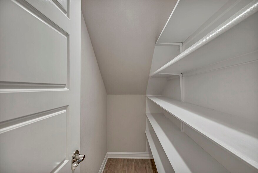 Building Photo - 13800 Lyndhurst St