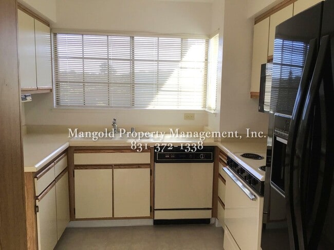 Building Photo - Spacious 2-Bed, 2-Bath Condo with Fireplac...