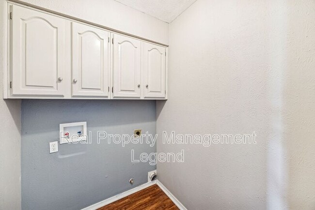 Building Photo - 3740 Racquet Ct