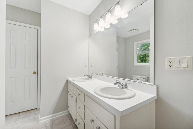 Building Photo - 1610 S Wade Ave