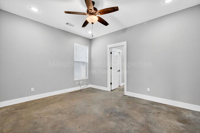 Building Photo - 1501 S 7th Ave