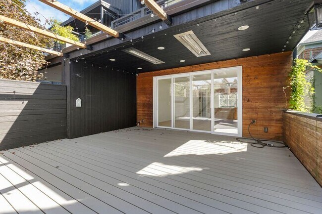 Building Photo - 3923 NE Mallory Ave