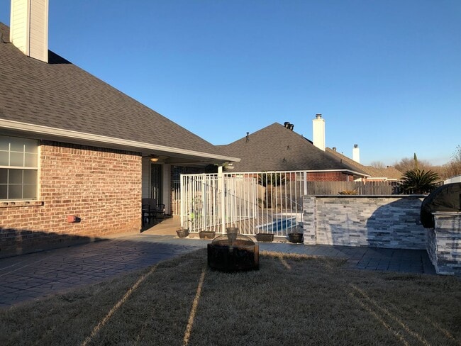 Building Photo - 6000 Zachary Cir