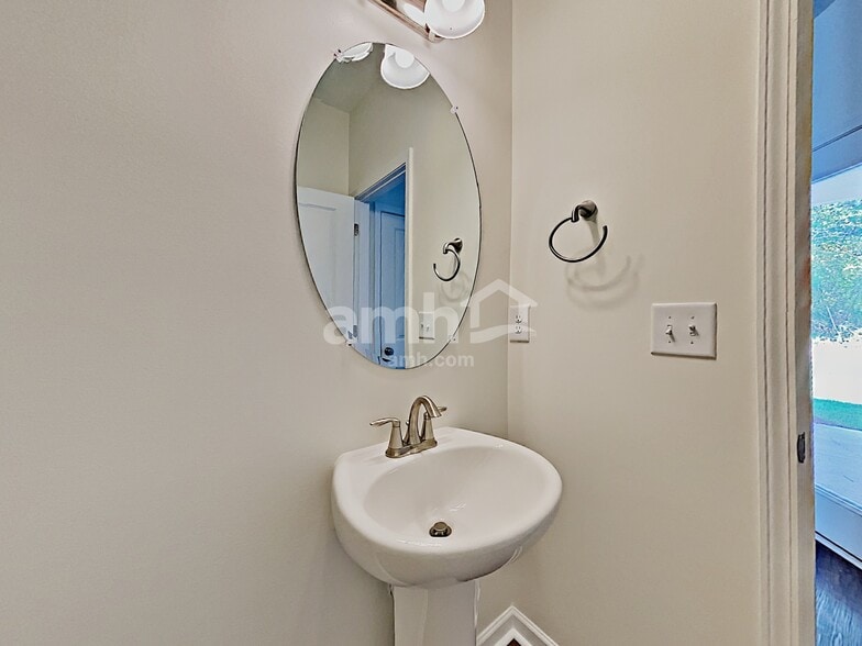 Building Photo - 505 Camp dr