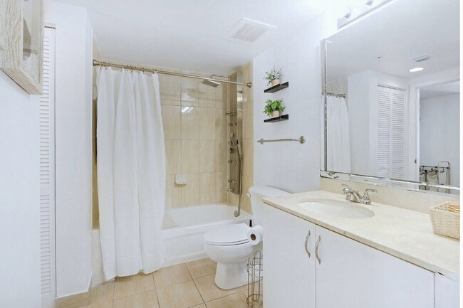 Building Photo - 1750 N Bayshore Dr