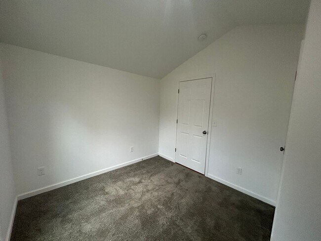 Building Photo - 614 Maple Rd