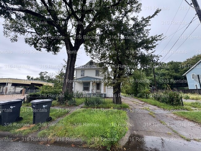 Building Photo - $1150- 4 bed 2 bath - Single Family Home