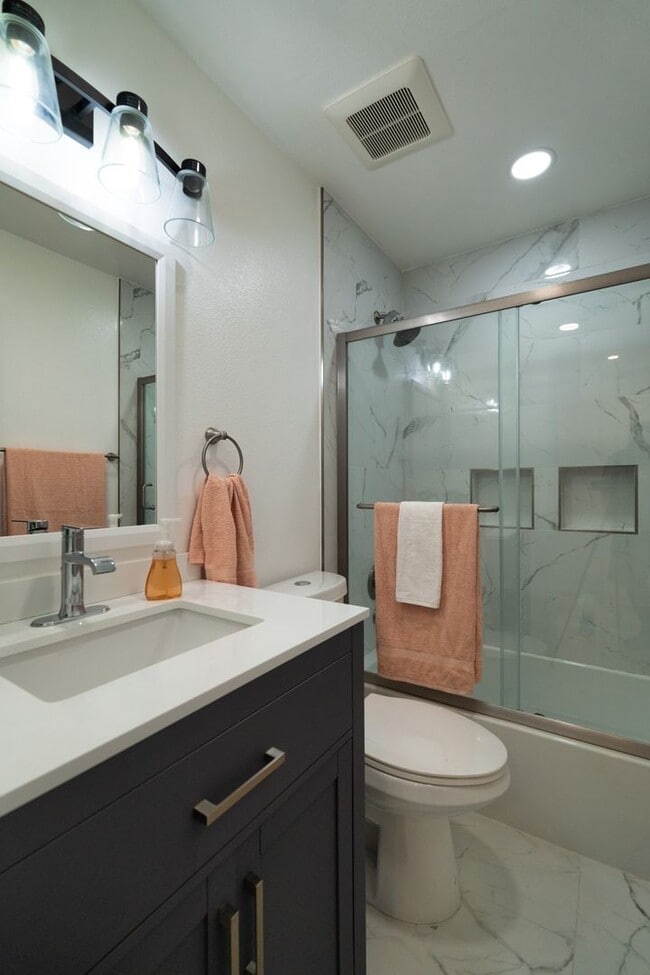 Building Photo - BEAUTIFUL 4 Bed 3 Bath unit