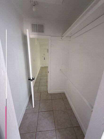 Building Photo - 337 SE 12th Ave