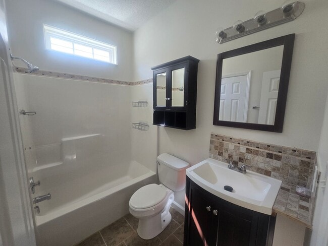 Building Photo - Super Cute Renovated End-Unit Loft Townhome in Arbor Creek!