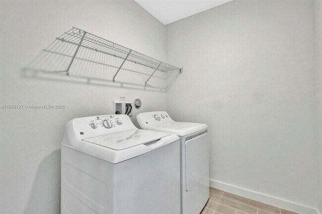 Building Photo - 301 Silver Sands Ln