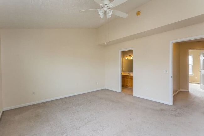 Building Photo - Spacious 3-Bedroom Townhome with Garage in a Prime Harrisonburg Location!