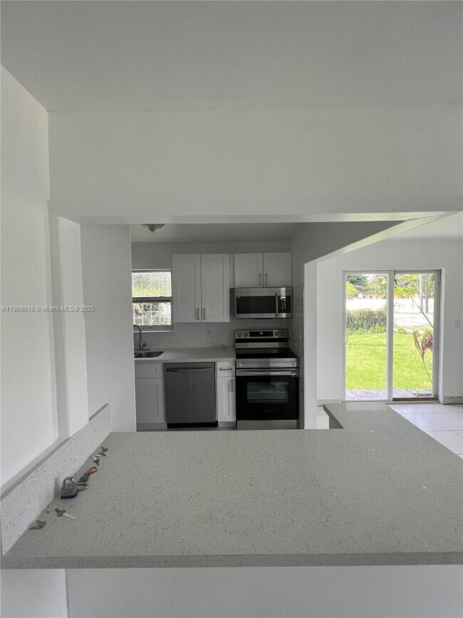 Building Photo - 1600 SW 71st Ct