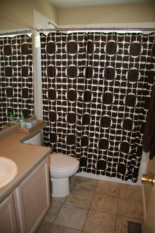 Building Photo - Beautiful 4 Bedroom Ranch Style Home Avail...