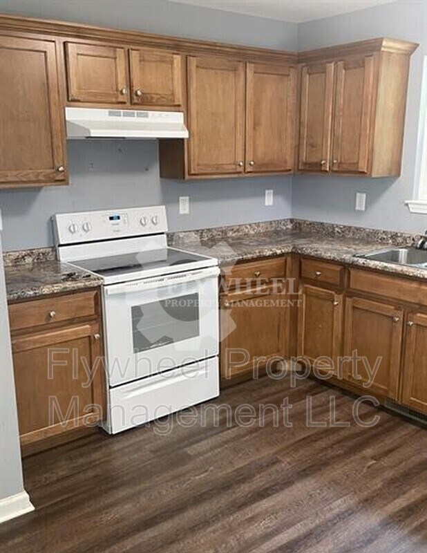 Building Photo - 690 19th Ave W