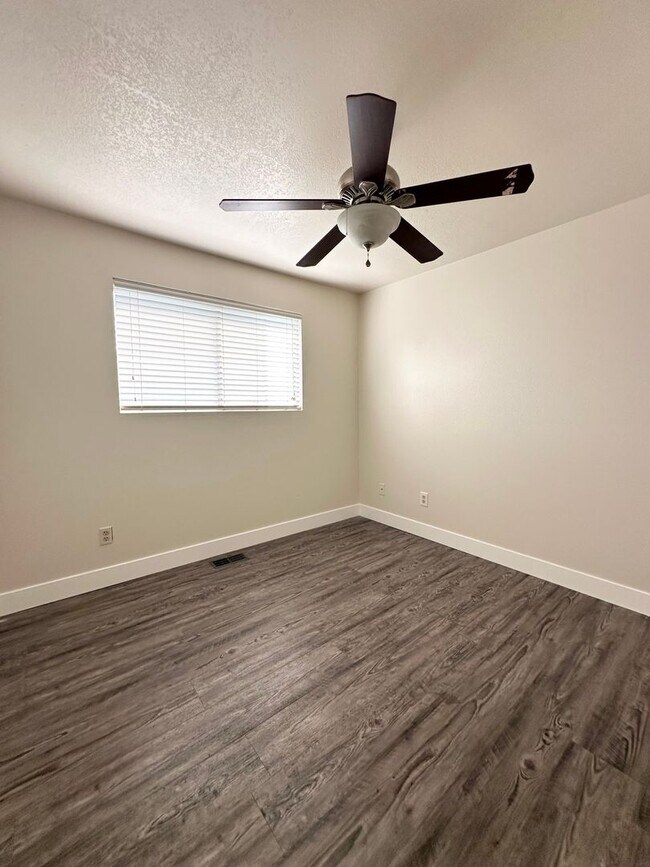 Building Photo - For Rent – 4302 W Kennewick Ave #1