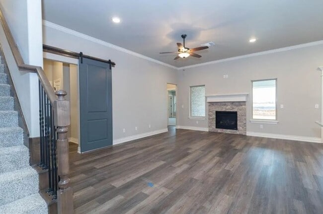 Building Photo - 4BD/3BTH home Minutes from I-35