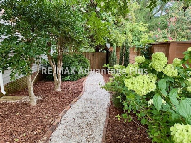 Building Photo - Spacious home located in The Avenues