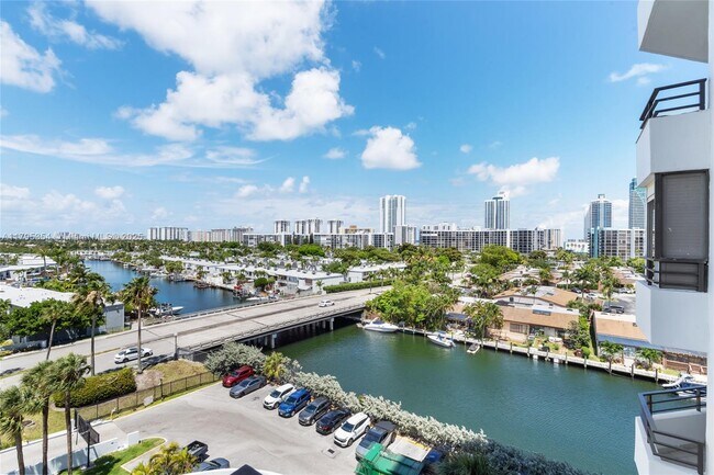Building Photo - 2500 Parkview Dr