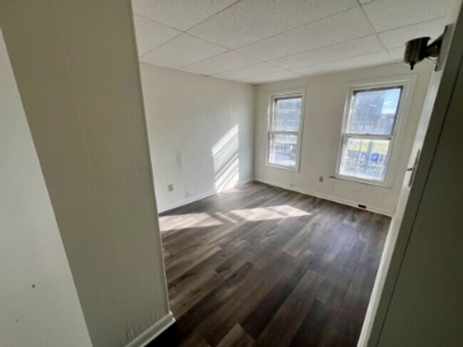 Building Photo - AVAILABLE FOR SHOWING!!! 4BR / 1BA.