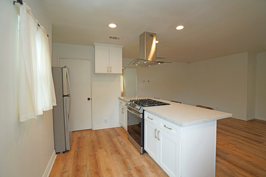 stove with hood - 528 N Michigan Ave