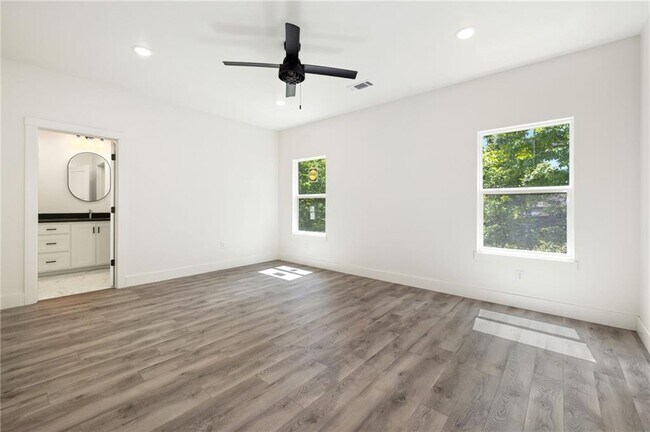 Building Photo - 4 Leven Ln