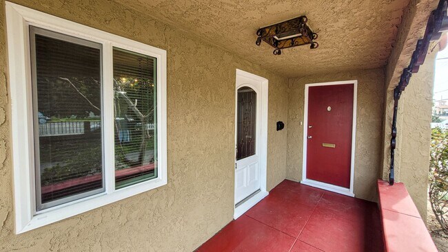 Building Photo - Large 3 Bedroom 2 Bath House!