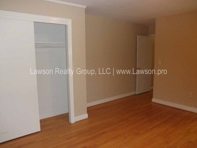 Building Photo - Conveniently Located, Spacious Salem Home