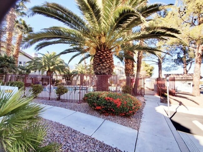 Building Photo - RENOVATED 2BD/2BA NEAR STRIP!