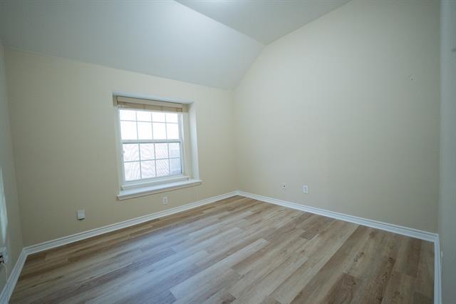 Building Photo - 2002 Gardenridge Dr