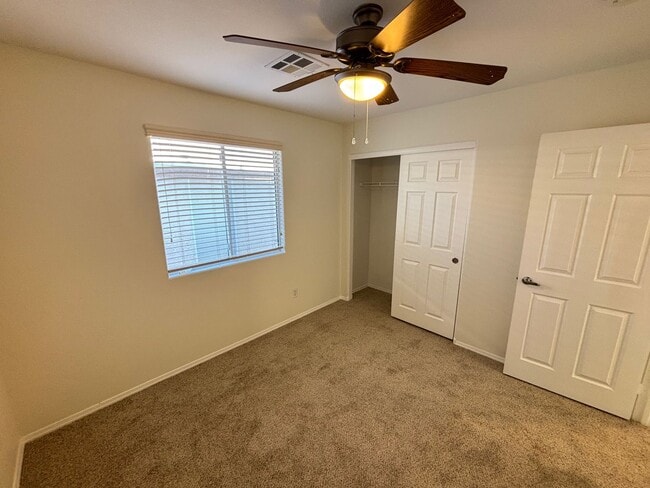Building Photo - Gorgeous 3bed/1bath w/ 2 Car Garage located in Henderson!— Enjoy Rent-Free Holidays!