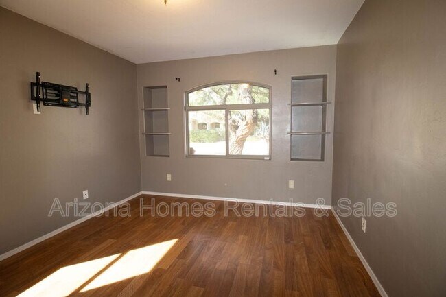 Building Photo - 10462 E Rose Hill St