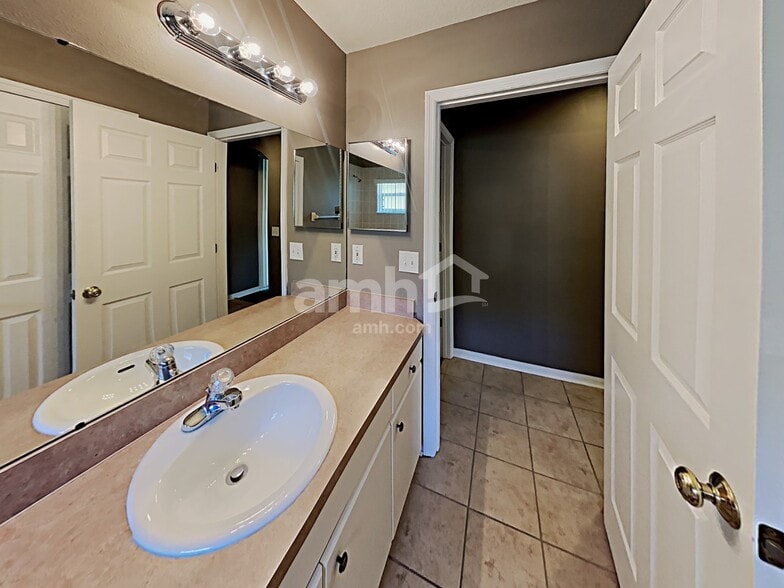 Building Photo - 22611 Roderick Dr