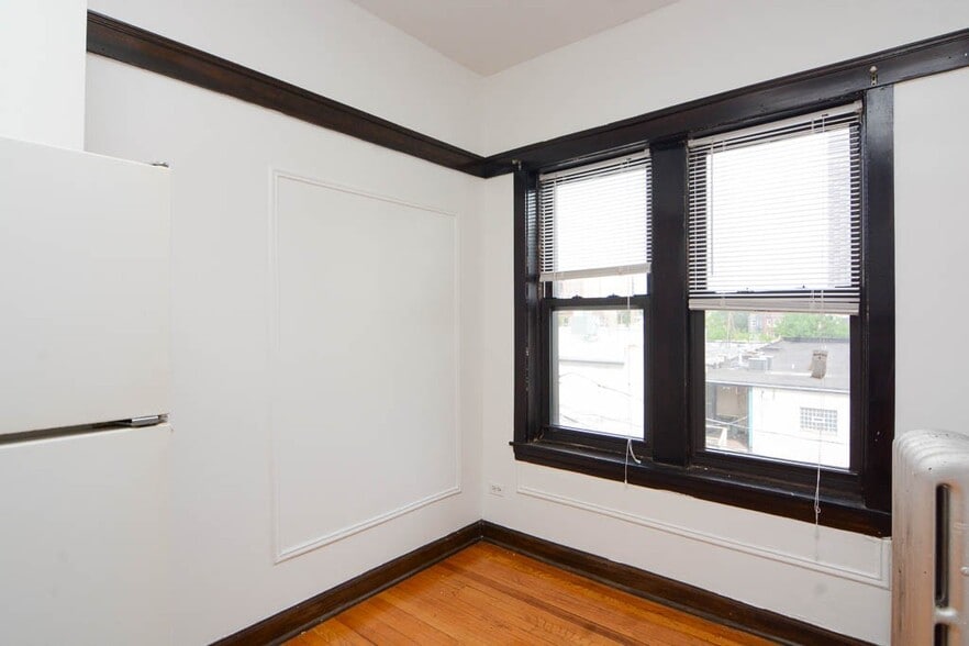 Building Photo - 824 W Waveland