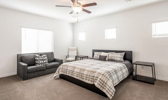 Building Photo - Beautifully Modern 3 bedroom Near Southern...