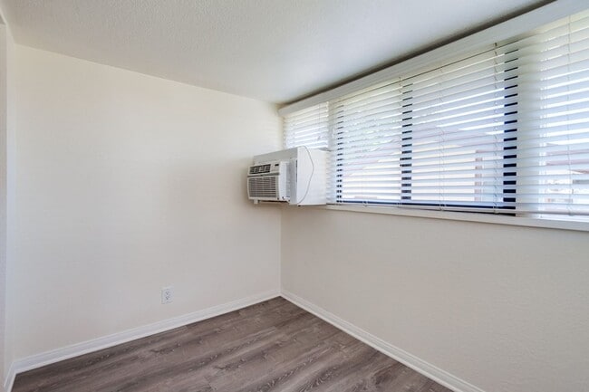 Building Photo - Downtown Vista Townhome, Available Now!