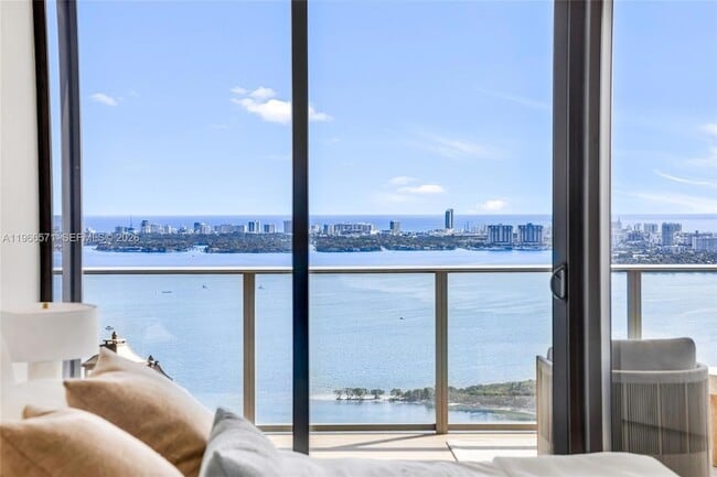 Building Photo - 700 NE 24th St