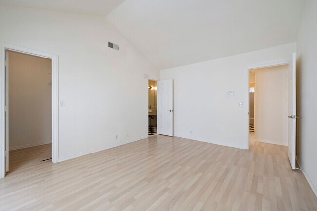 Building Photo - Beautiful 3-bedroom, 2.5-bath tri-level to...