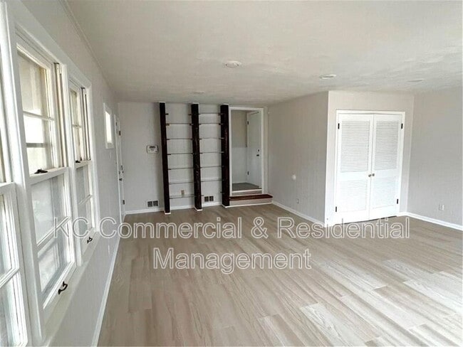 Building Photo - 800 E 75th Terrace