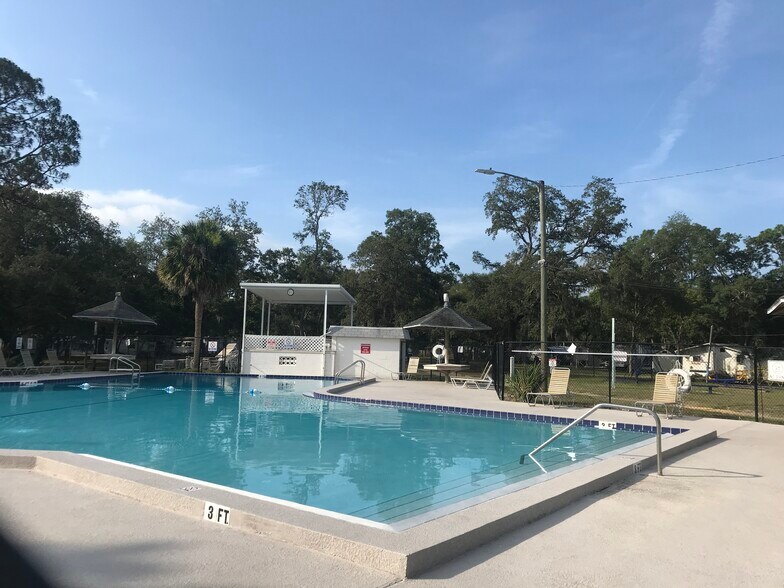 Community Amenity; Swimming pool. - 3000 Clarcona Road