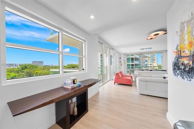 Building Photo - 2645 S Bayshore Dr