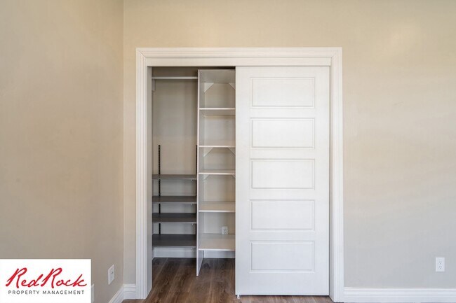 Building Photo - Stunning 4 Bedroom Home. Dog friendly!