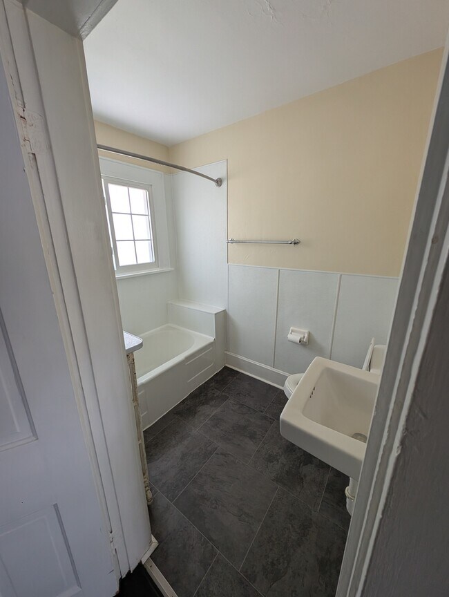 Building Photo - 548 Linden St
