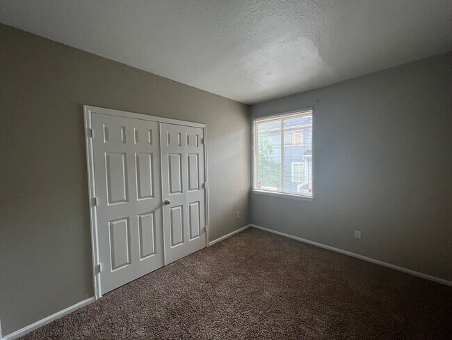 Building Photo - 1 Bed 1.5 Bath Townhome in Aurora!