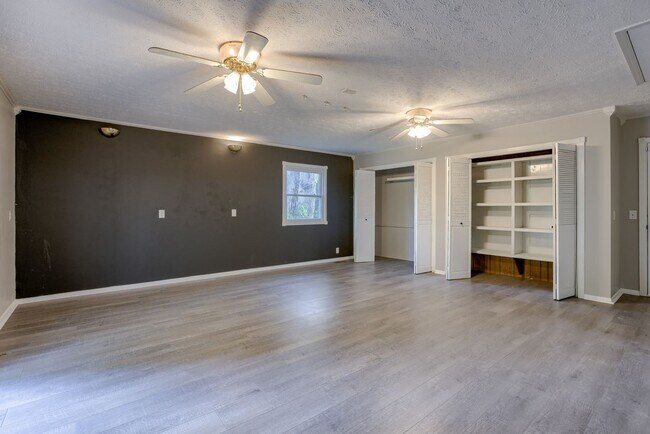 Building Photo - Must See Updated Bellevue Home!!