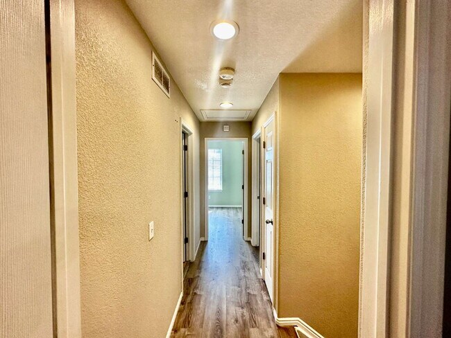 Building Photo - "Charming Centennial Retreat: Spacious 3-Bedroom Home with 2.5 Baths!