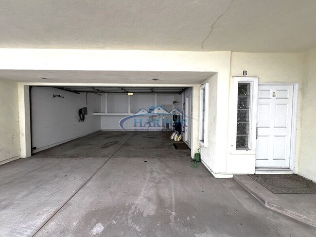 Building Photo - 2405 Vanderbilt Ln