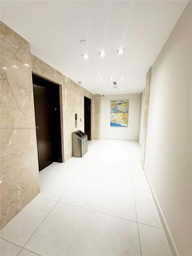Building Photo - 3100 N Ocean Dr