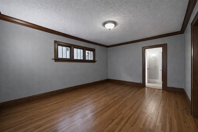 Building Photo - 6 Bedroom House Available Near Concordia University!