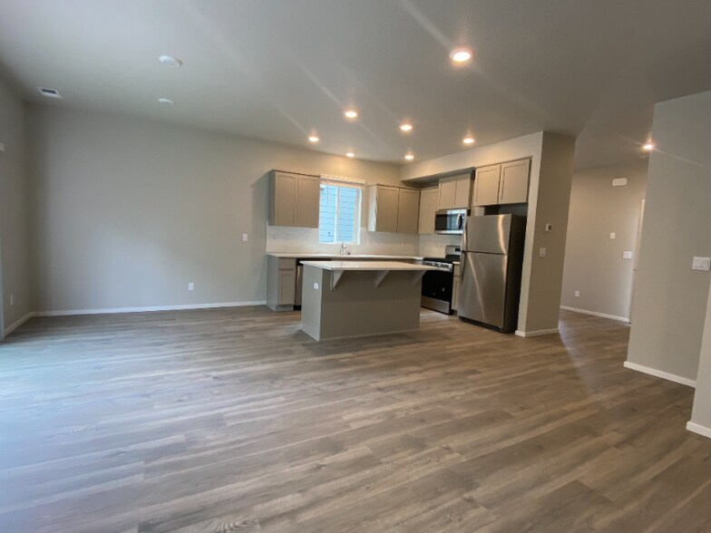 Building Photo - 3550 SW Snowberry Ave